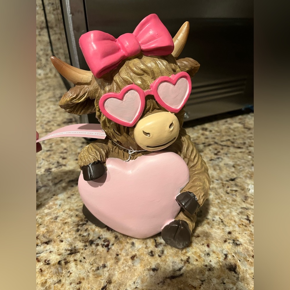 Bella Lux Highland Cow Valentine’s Day Figurine with Pink Heart